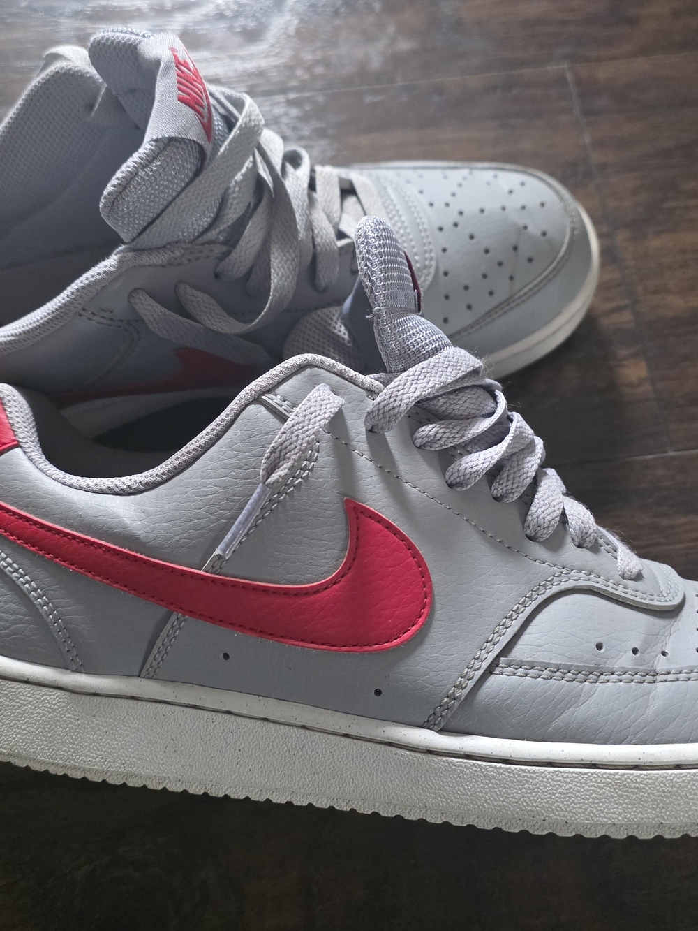 Nike Men’s Grey Sneakers with Red Swoosh